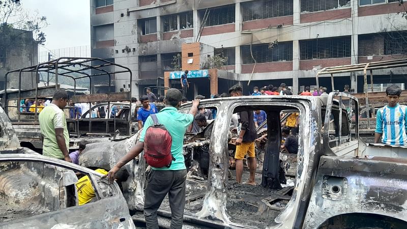 যাত্রাবাড়ী থানার সামনে পুড়ে যাওয়া গাড়ি। আজ মঙ্গলবার দুপুরে